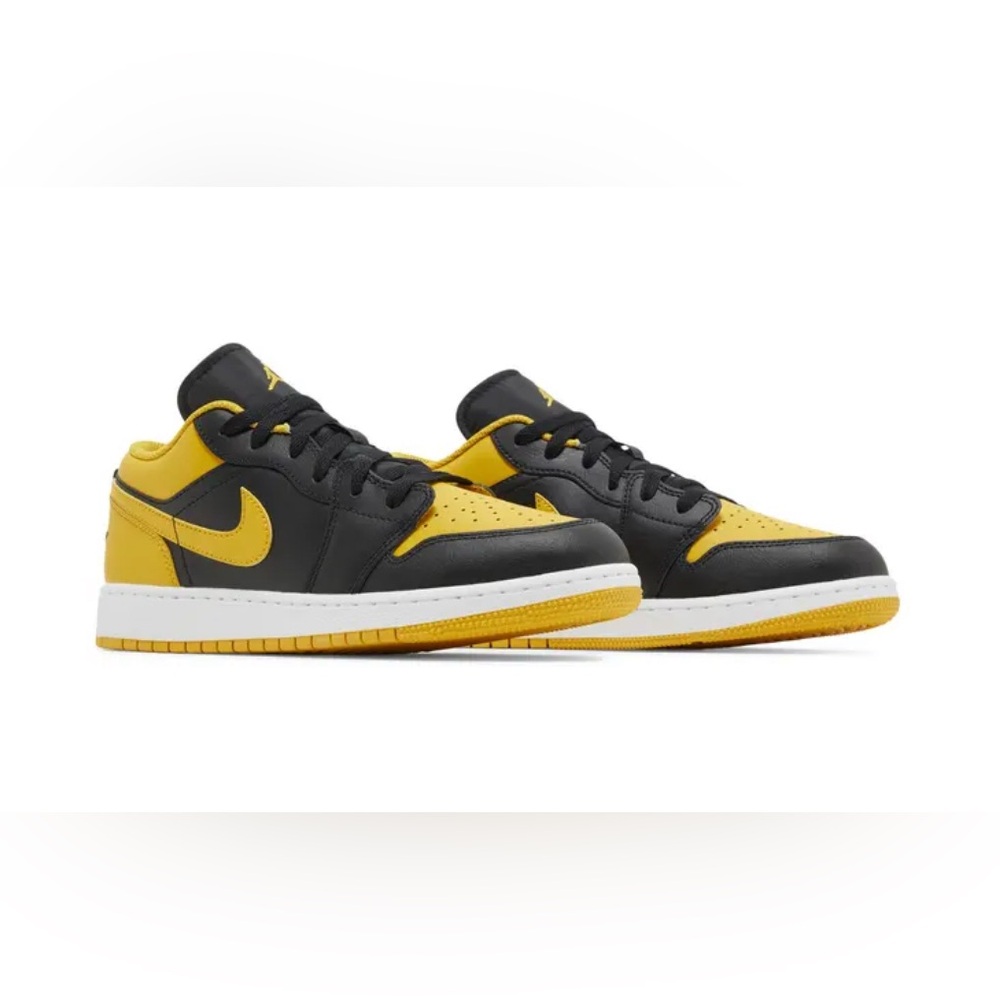 AIR JORDAN 1 LOW (GS)
BLACKYELLOW OCHRE-WHITE
NOIR/BLANC/JAUNE OCRE Big Kids 6Y